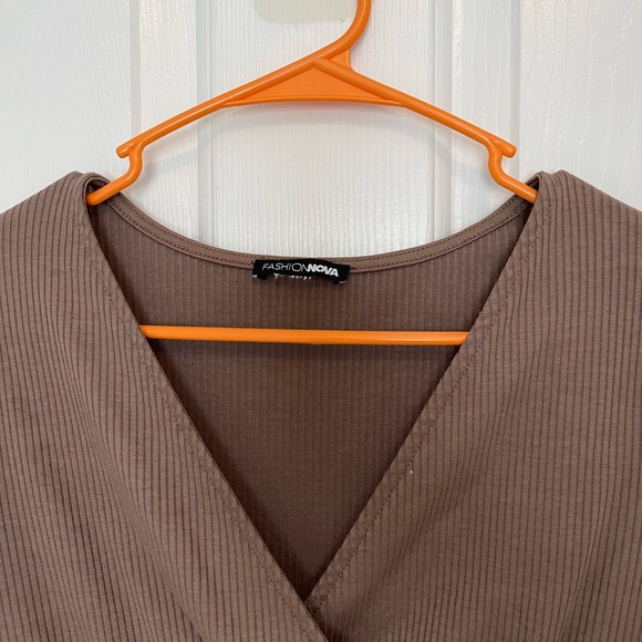 FashionNova Brown tied crop top - Picture 4 of 5